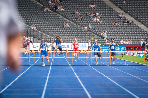 Lennart Roos (LG Rhein-Wied), Mateusz Lewandowski (TV Wattenscheid 01), Jordan Gordon (OTB Osnabrueck), Jan-Niklas Gwizdek (LG Nord Berlin), Mark Schittenhelm (Spvgg Holzgerlingen), Aleksandar Gacic (VfL Sindelfingen) im Halbfinale waehrend der deutschen Leichtathletik-Meisterschaften im Olympiastadion am 25.06.2022 in Berlin